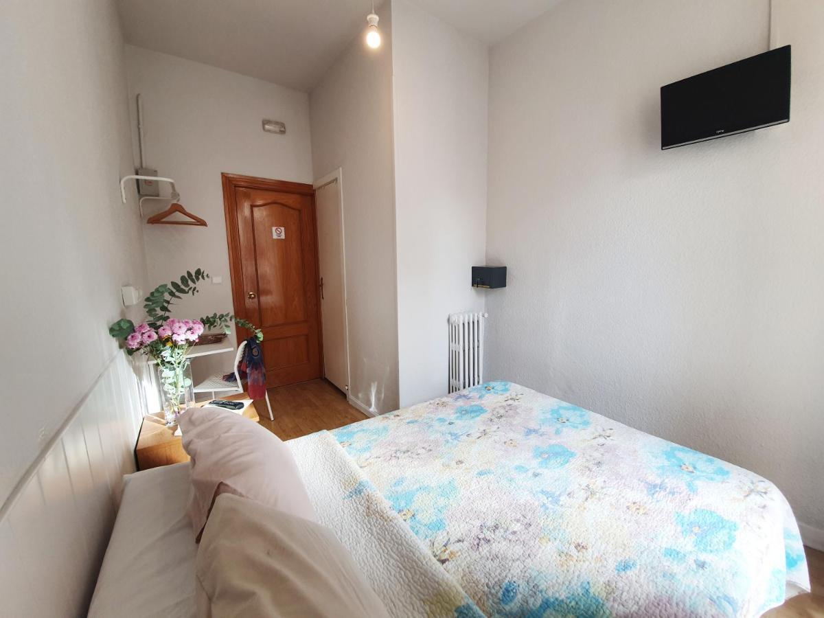 Hostal Alicante Madrid Bagian luar foto