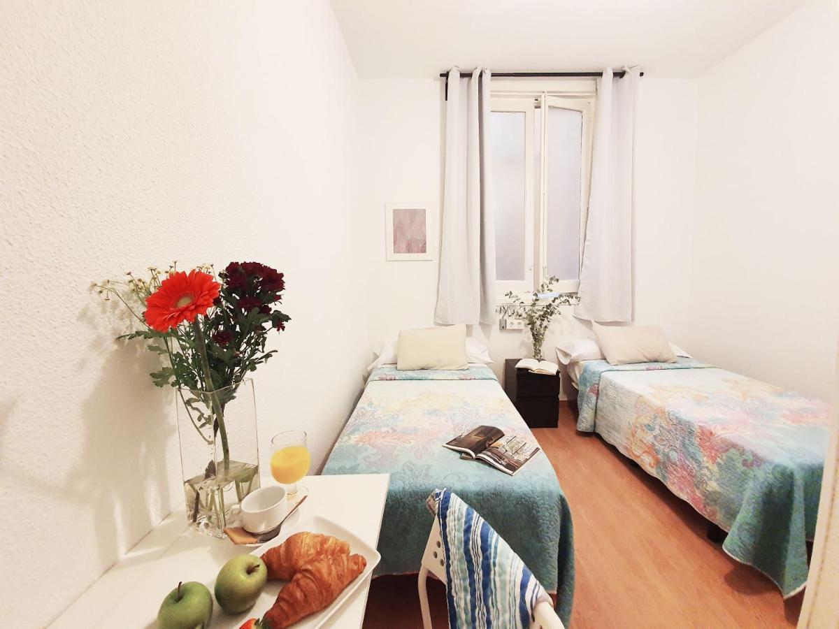 Hostal Alicante Madrid Bagian luar foto