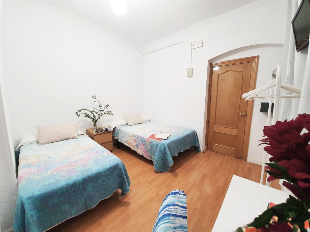 Hostal Alicante Madrid Bagian luar foto
