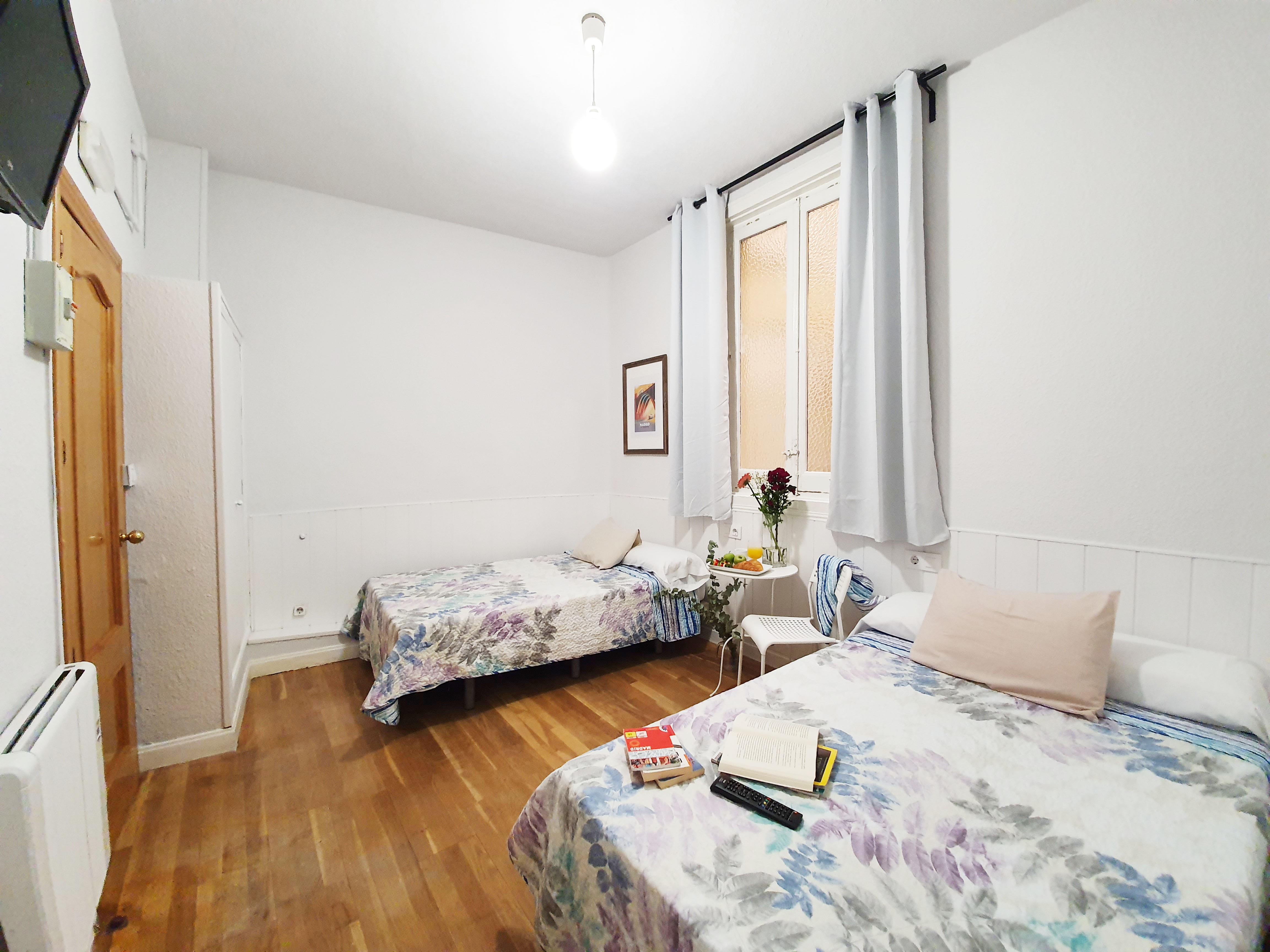 Hostal Alicante Madrid Bagian luar foto