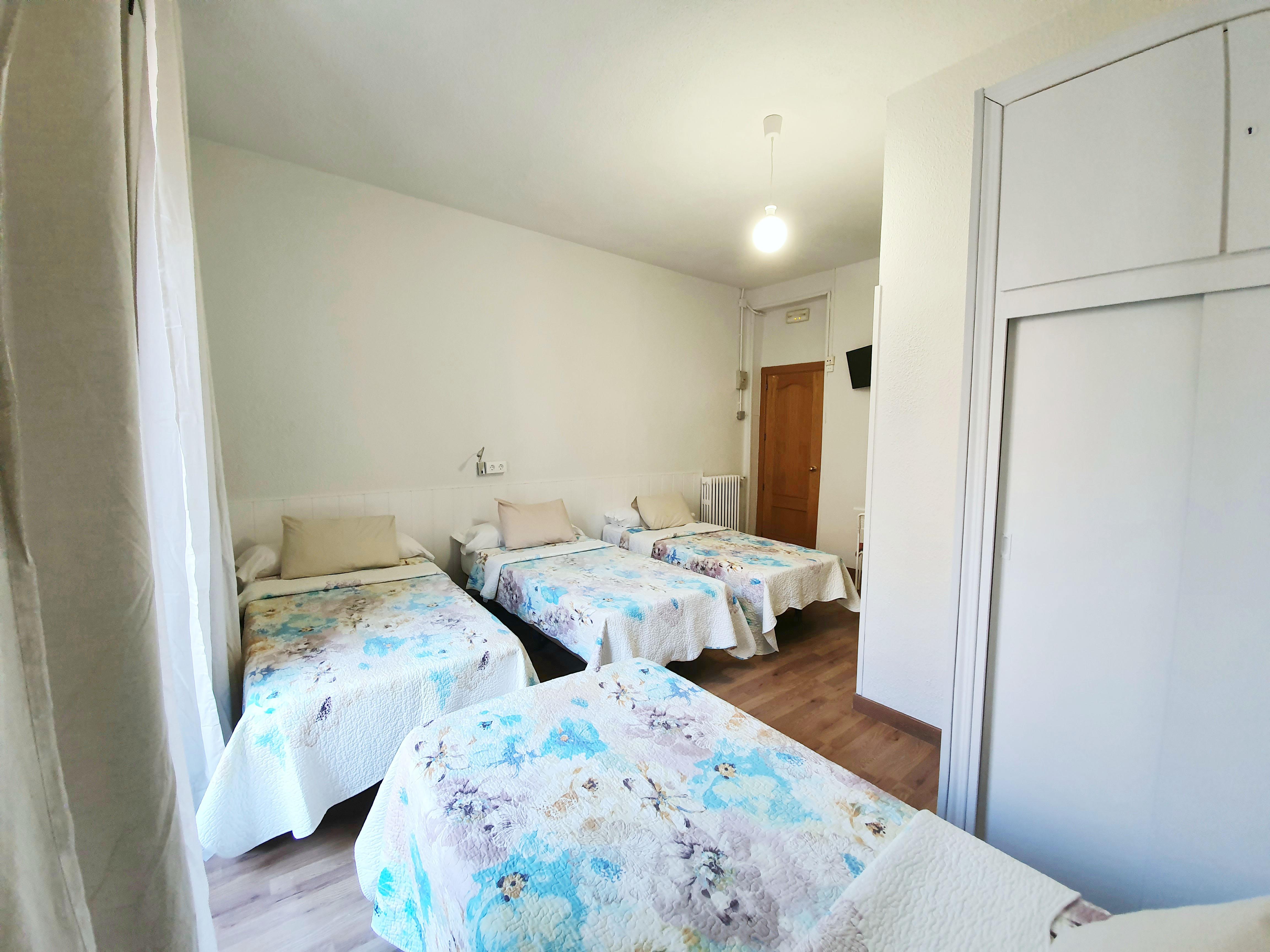 Hostal Alicante Madrid Bagian luar foto