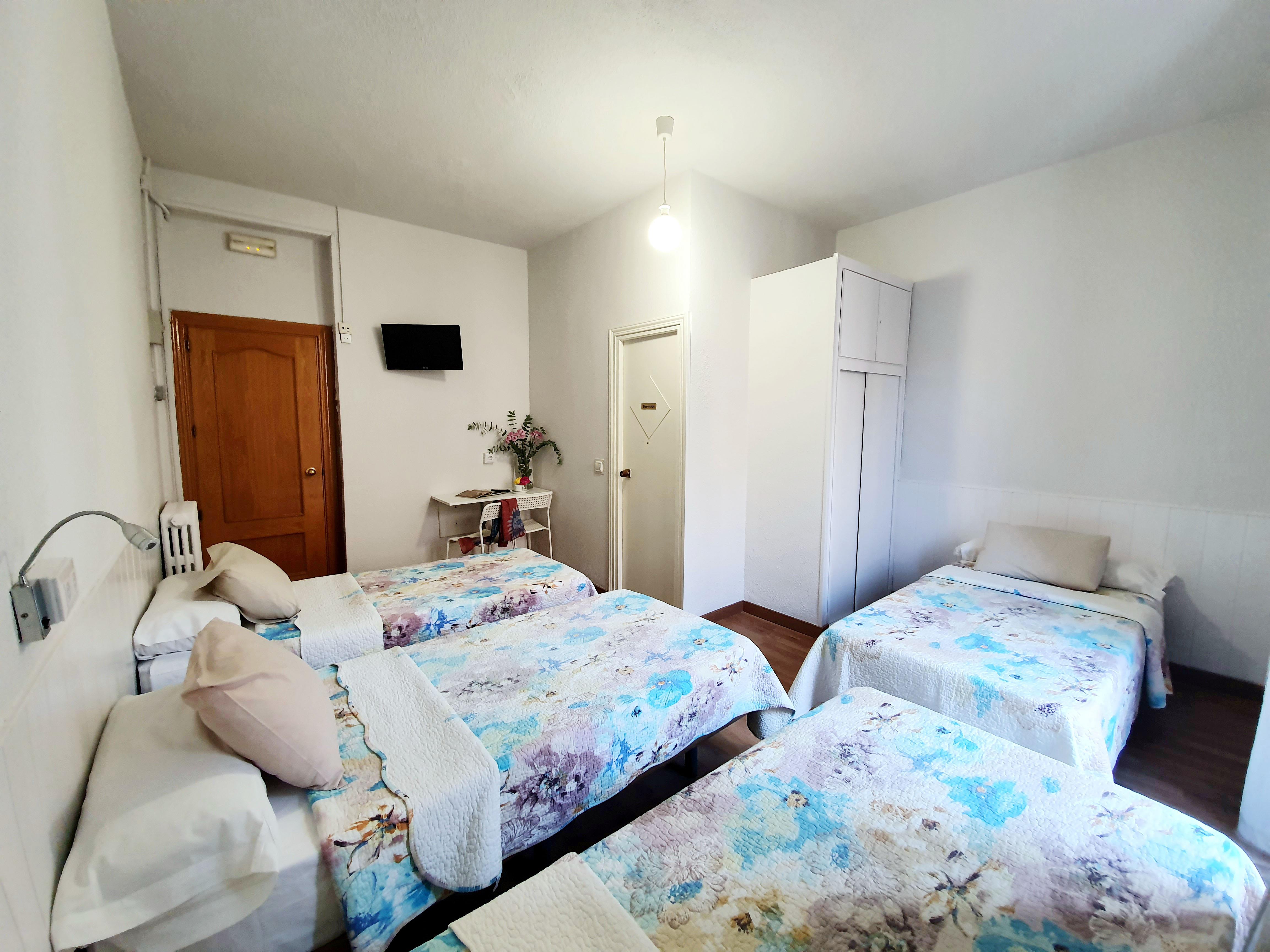 Hostal Alicante Madrid Bagian luar foto